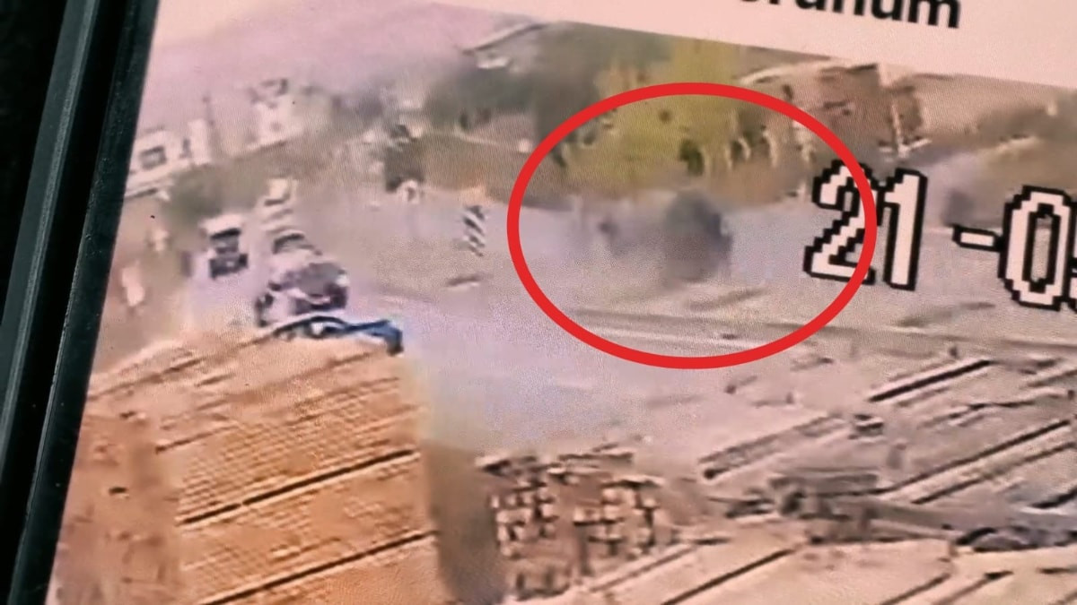Bursa'da refüje çarpan otomobilin devrilmesi kamerada: 1 yaralı