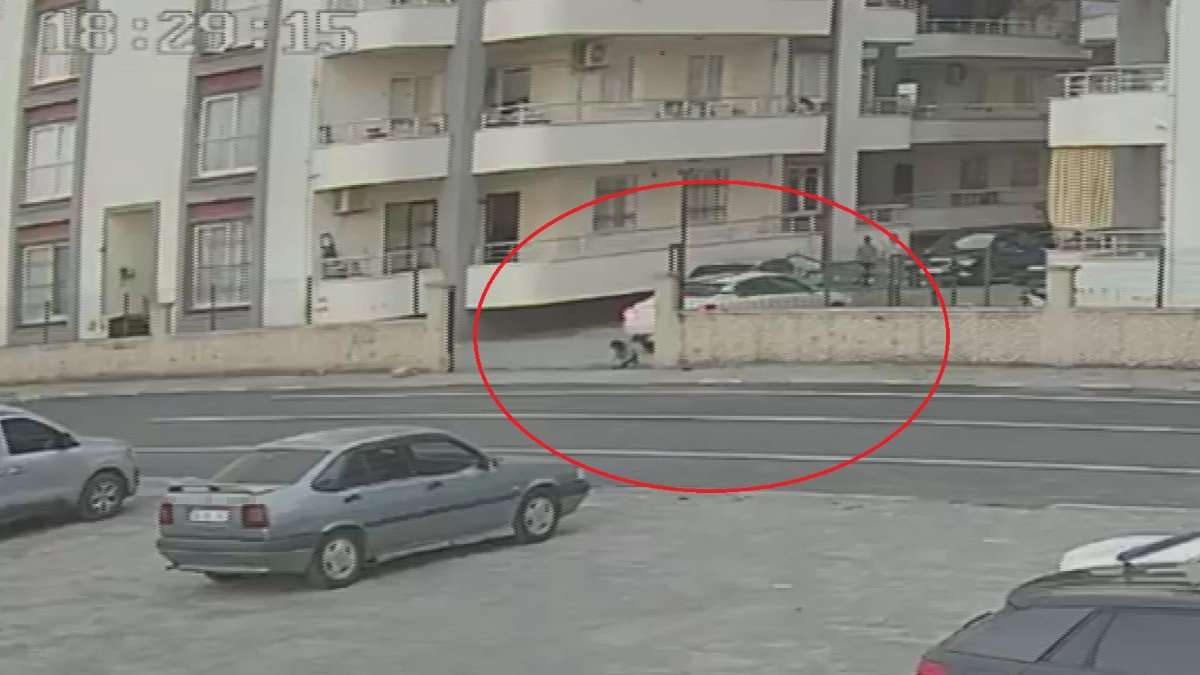 Hatay'da 4 yaşındaki çocuk geri manevra yapan aracın altında kaldı