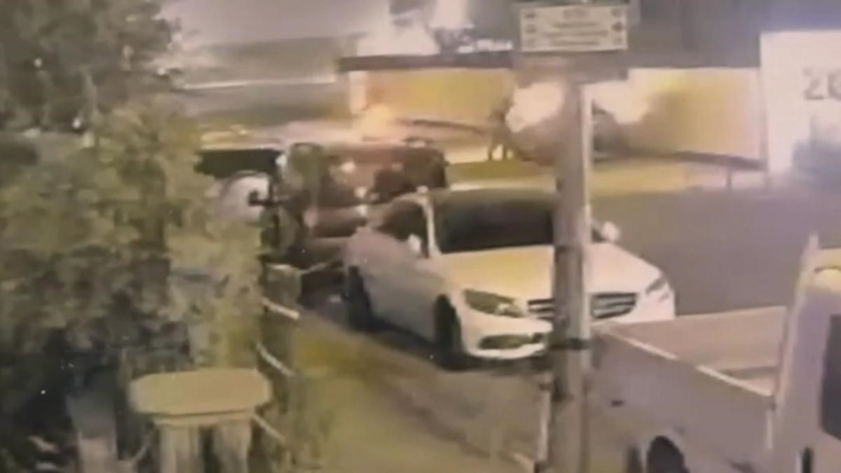 Batman'da park halindeki otomobilin kundaklanma anı kamerada