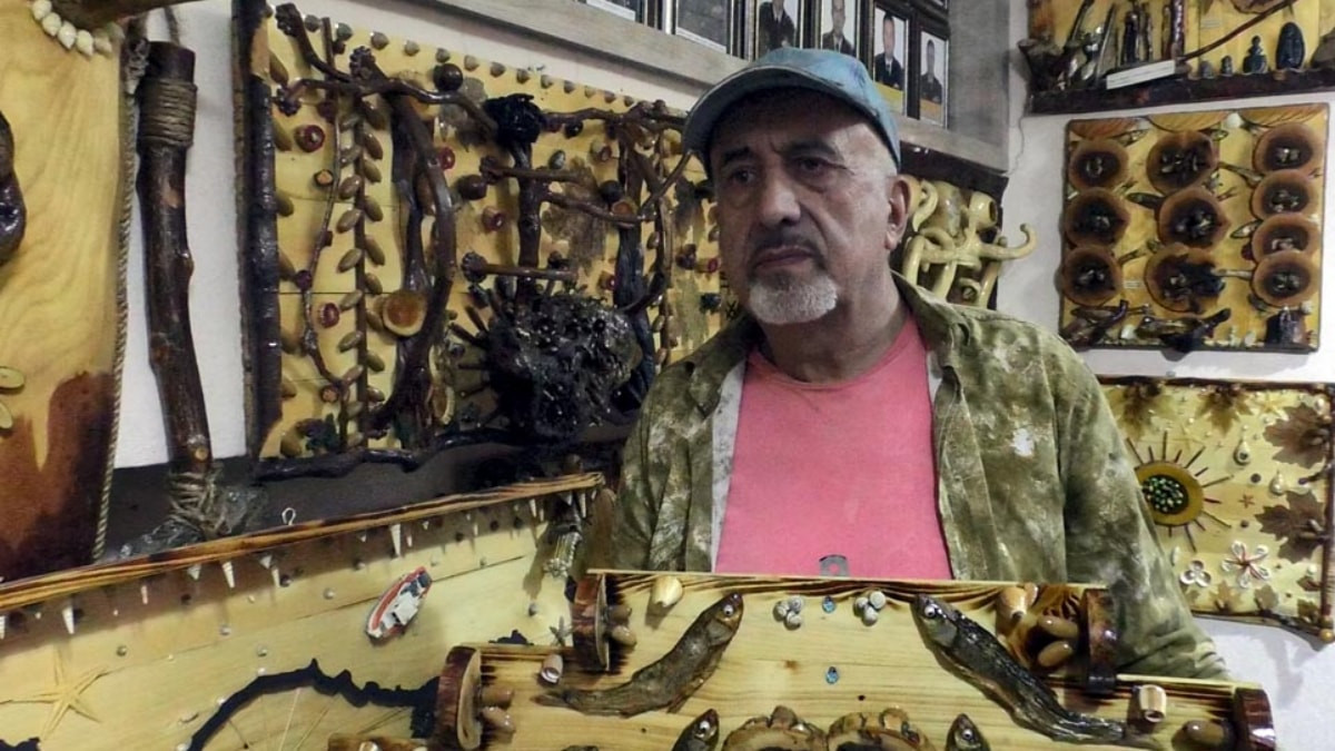 Van'da 35 yıldır topladığı atık malzeme ile tablo yapıyor