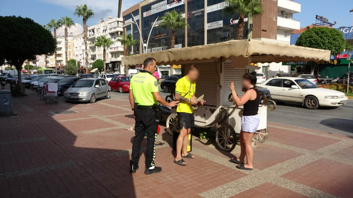 Antalya'da kırmızı ışıkta motosikletle bekleyen turistler bir anda kaldırıma çıktı