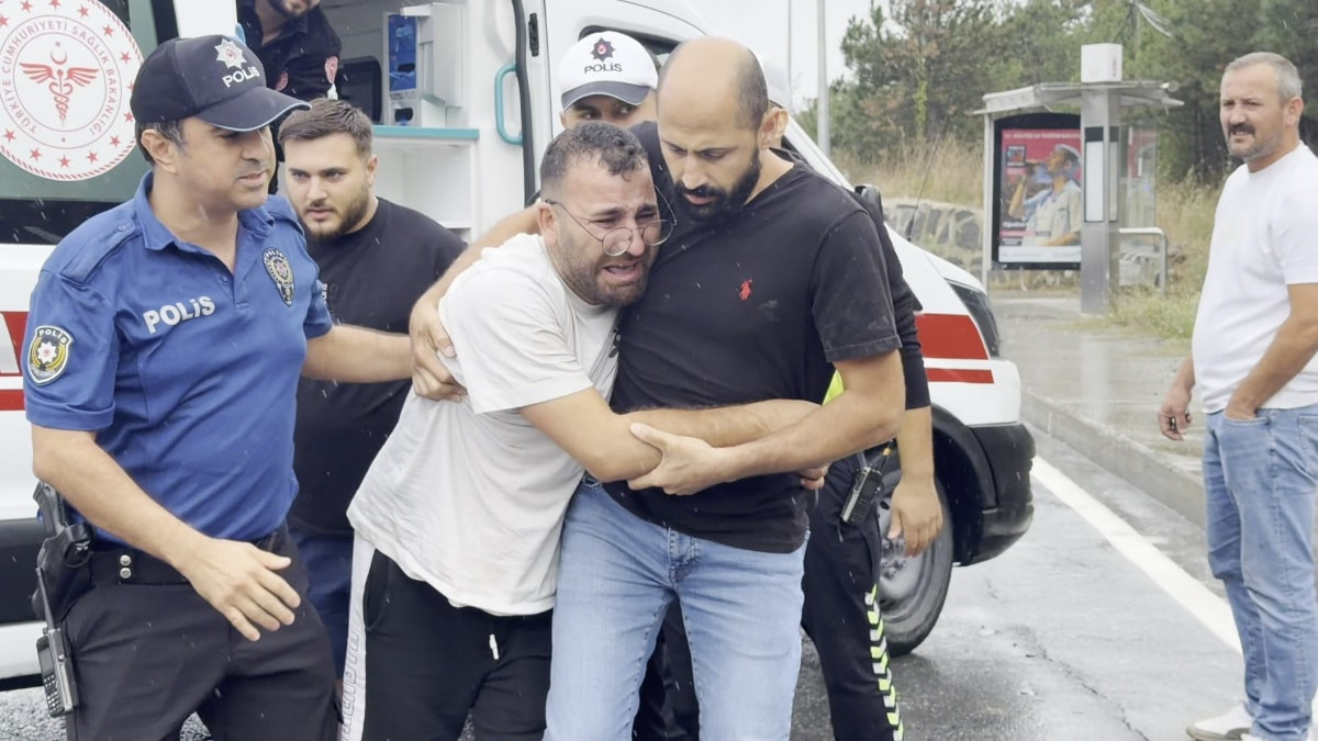 İstanbul'da yağış nedeniyle kayganlaşan yola devrilen kamyona hafriyat kamyonu çarptı: 2 yaralı