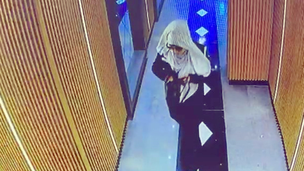 İstanbul'da hırsızlık için binaya giren 3 kadın şüpheli kamerada: Ayakkabılarını değiştirdi