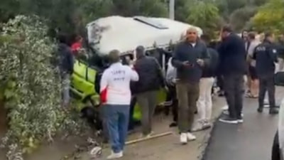 Çanakkale'de devrilen minibüsün sürücüsü öldü