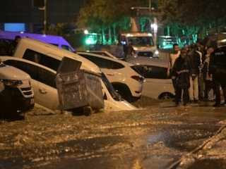Ankara'yı sağanak vurdu: Biriken sularda araçlar mahsur kaldı, yol çöktü