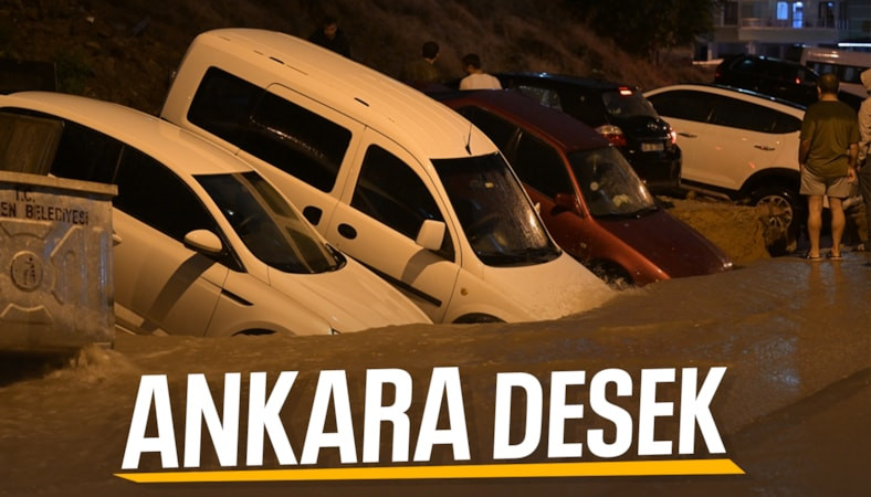 Ankara'yı sağanak vurdu: Biriken sularda araçlar mahsur kaldı, yol çöktü