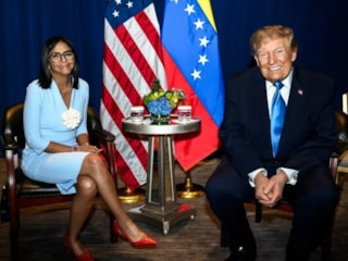 ABD Başkanı Trump ile Venezuela Geçici Devlet Başkanı Rodríguez yüz yüze görüştü: Zafer işareti yaptı