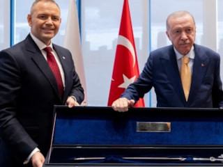 Polonya Cumhurbaşkanı Nawrocki, Cumhurbaşkanı Erdoğan’a kılıç hediye etti