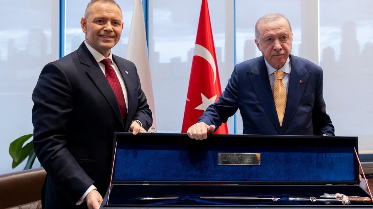 Polonya Cumhurbaşkanı Nawrocki, Cumhurbaşkanı Erdoğan’a kılıç hediye etti