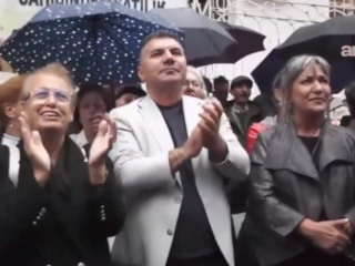 Adalar seçiminde Yeni Partililerin tuhaf sesler çıkardıkları görüldü
