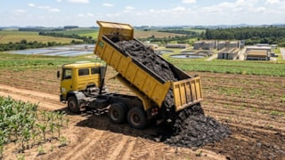 Kanalizasyondan çıkan çamuru tarlalara dökmeye başladılar: İşte sebebi