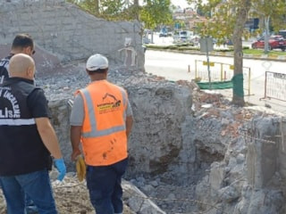 Çorum'da yıkılan okul binası enkazında kafatası ve kemik parçaları bulundu