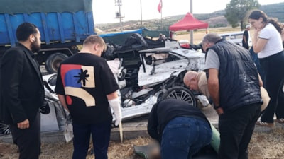 Balıkesir'de kamyonun altına giren araçta hamile kadın ve 3 yaşındaki kızı can verdi