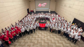 Toyota Türkiye'den tarihi başarı: 4 milyonuncu otomobil Sakarya'da banttan indi