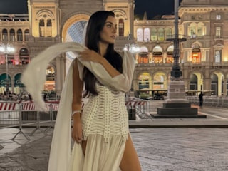 Hande Erçel, Jennifer Lopez'le poz verdi! Fotoğraf gündem oldu