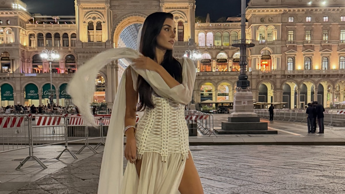 Hande Erçel, Jennifer Lopez'le poz verdi! Fotoğraf gündem oldu