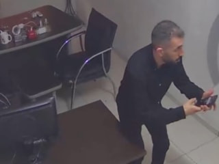 Şanlıurfa'da deprem anı kamerada: Panik anında bile telefonuna sarılıp kayda girdi