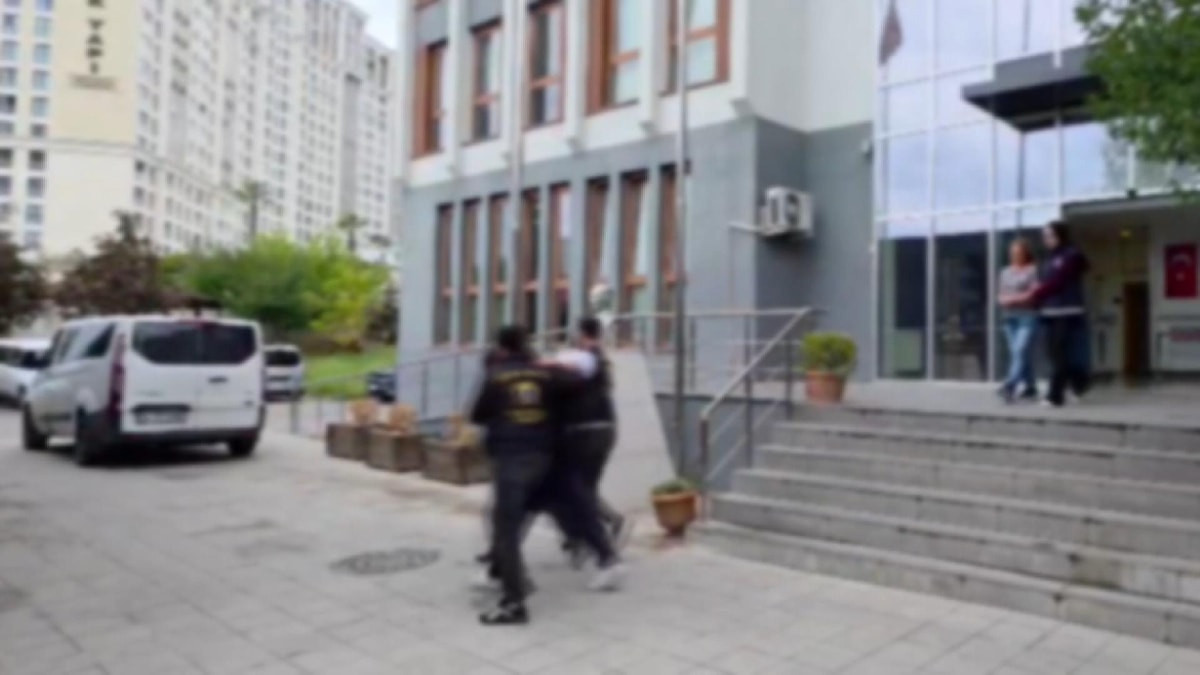İstanbul'da kaçak ilaç depolanan iş yerine operasyon: 3 gözaltı