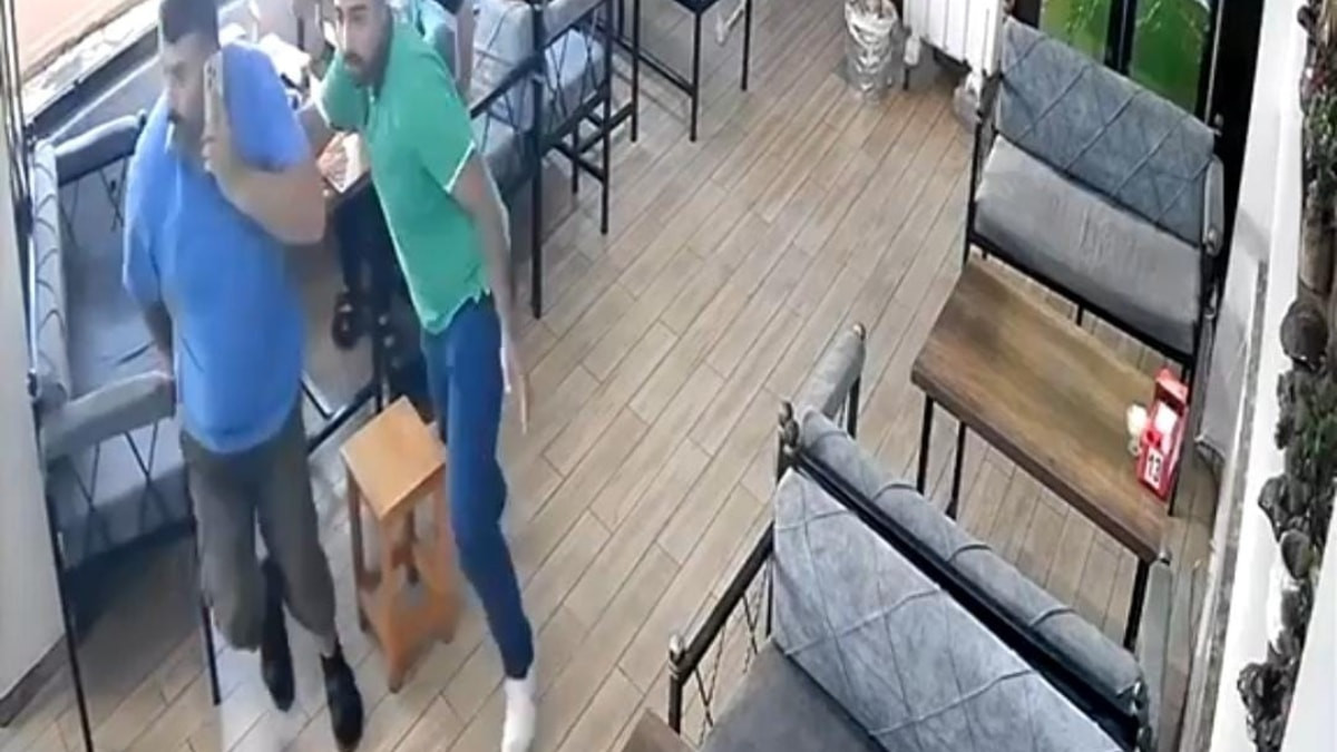 Şanlıurfa'daki depremden yeni görüntüler: Terliklerini fırlatıp çoraplarıyla kaçtı