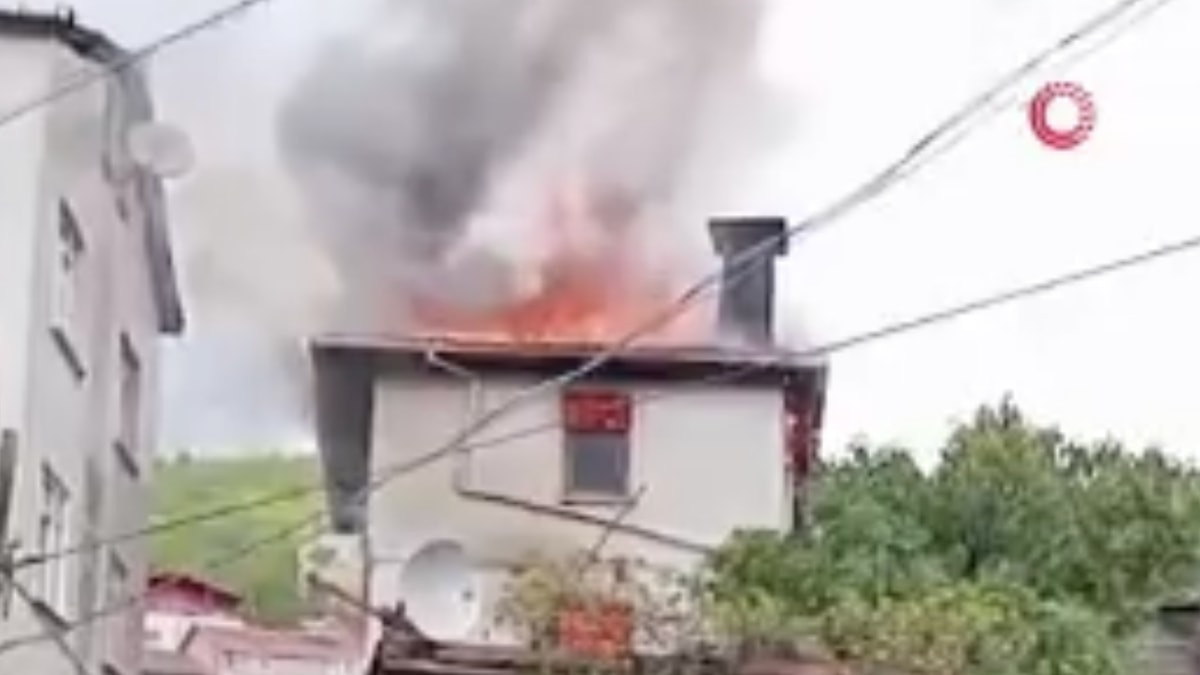 Kastamonu'da iki katlı ev alev alev yandı