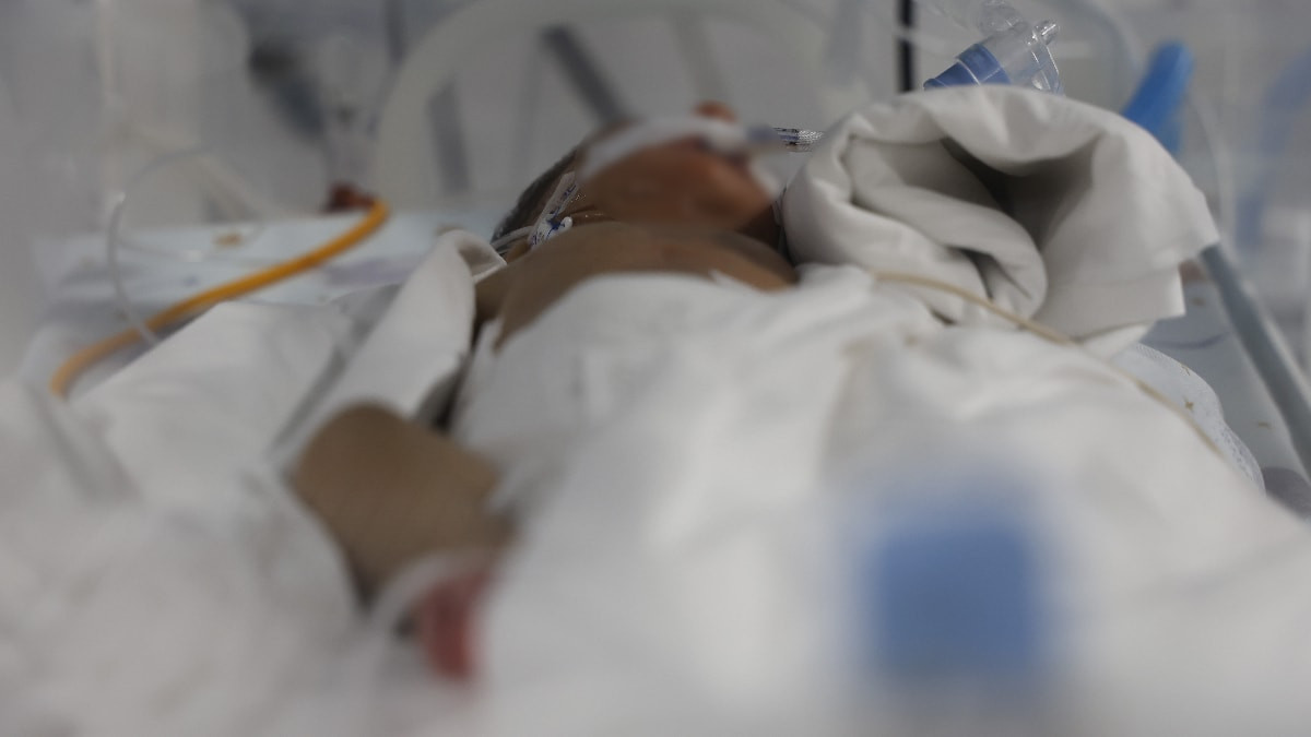 Hayat'da bin 300 gram ağırlığındaki bebek hayata tutundu