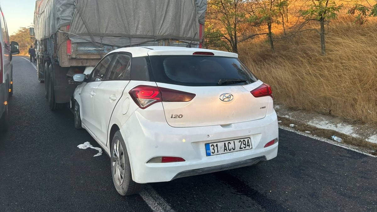Bilecik'te otomobil, kamyona arkadan çarptı: 1 ölü 2 yaralı