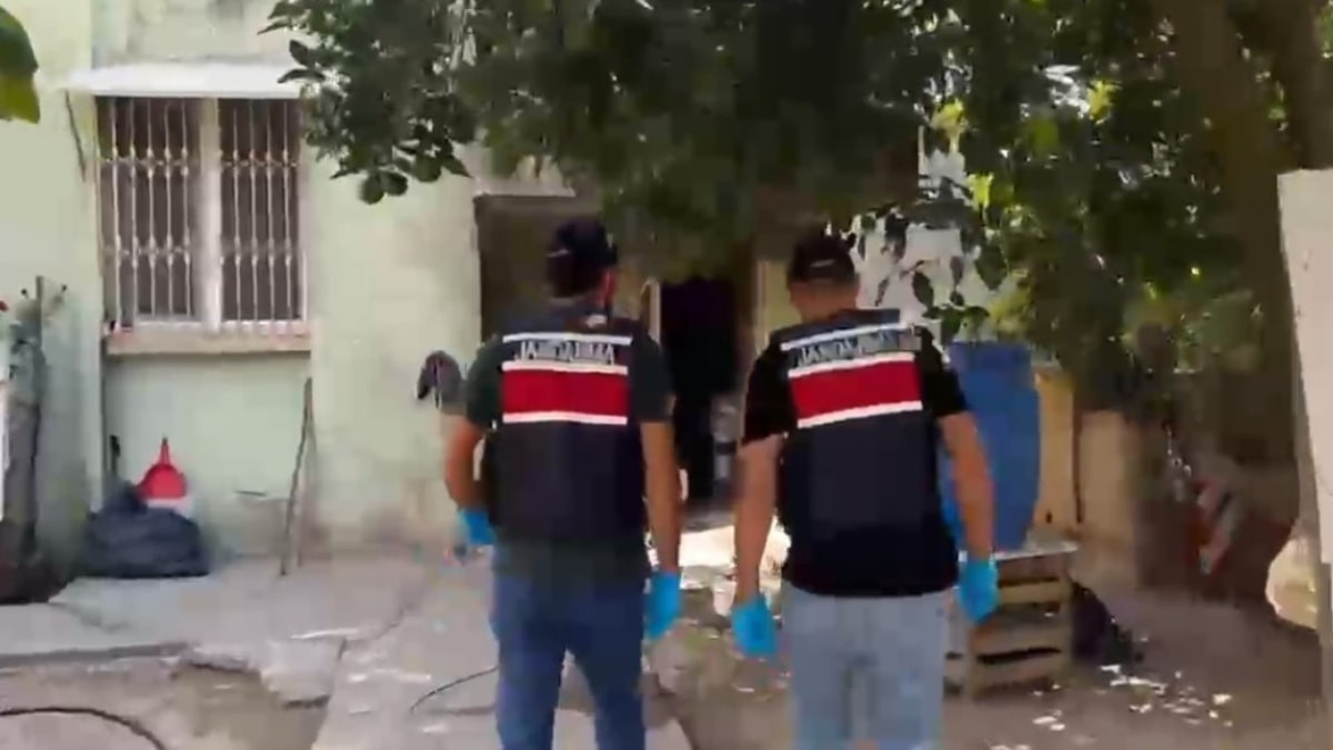 Adana'da evde 1 ton 670 litre kaçak alkol ele geçirildi