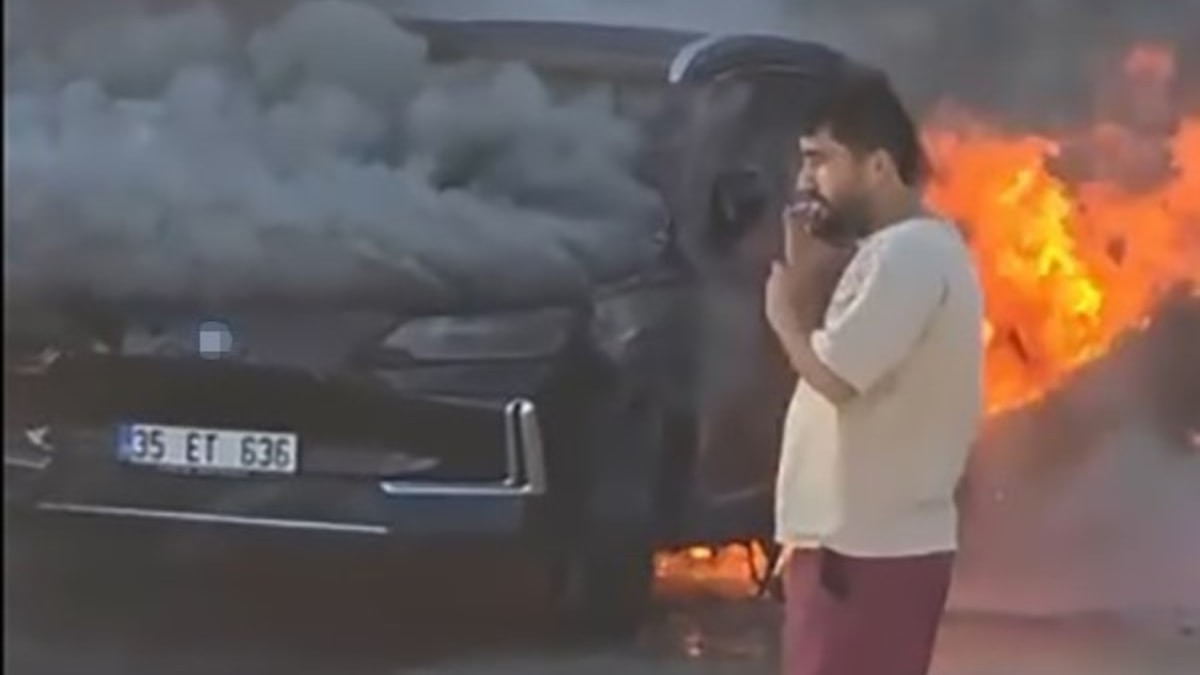 İzmir'de park halindeki elektrikli otomobilde yangın