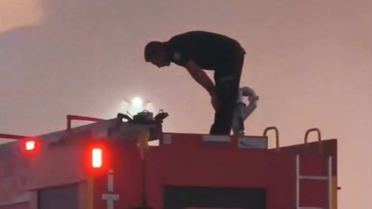 Elazığ'da yangına müdahale eden itfaiye personeli namaz kıldı