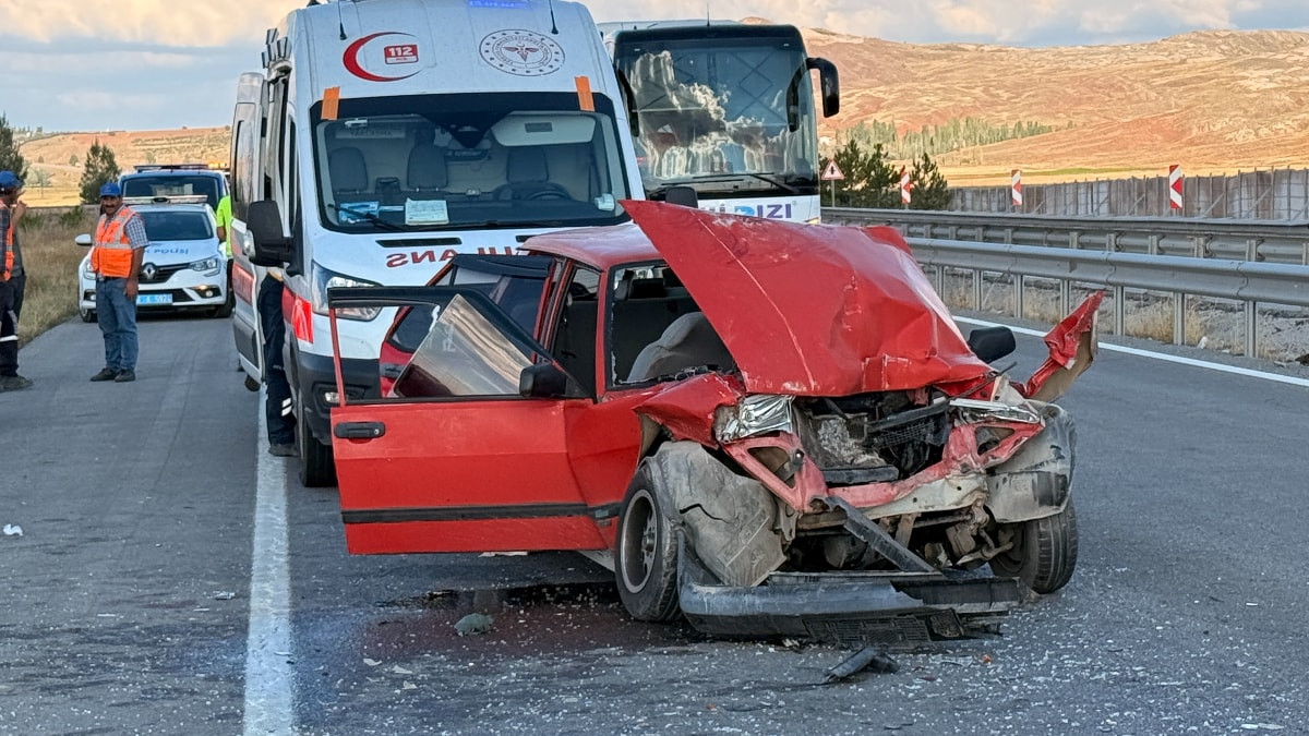 Sivas'ta otomobil tıra arkadan çarptı: 5 yaralı
