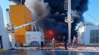 Yunanistan'ın Mikonos adası açıklarında kargo gemisinde yangın