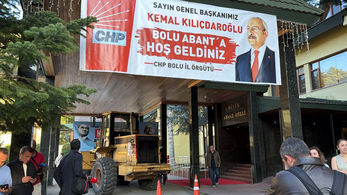 CHP kampında pankart için getirilen kepçe otel girişinde arızalandı