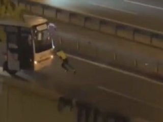 İstanbul'da kadın trafik polisi arızalanan midibüsü tek başına itti, sürücüler yardıma koştu