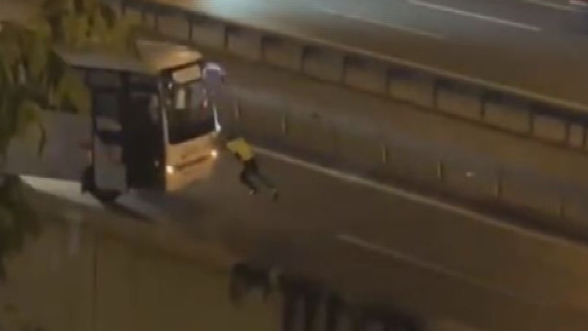 İstanbul'da kadın trafik polisi arızalanan midibüsü tek başına itti, sürücüler yardıma koştu