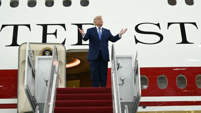 Trump'tan gazetecilere yeni yasak: Başkanlık uçağına almadı