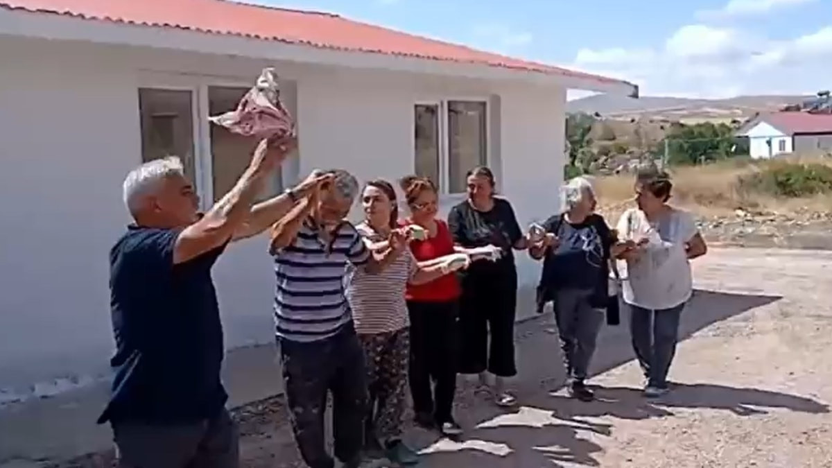 Sivas'ta 50 yıllık okul binasını imece usulü yenilediler