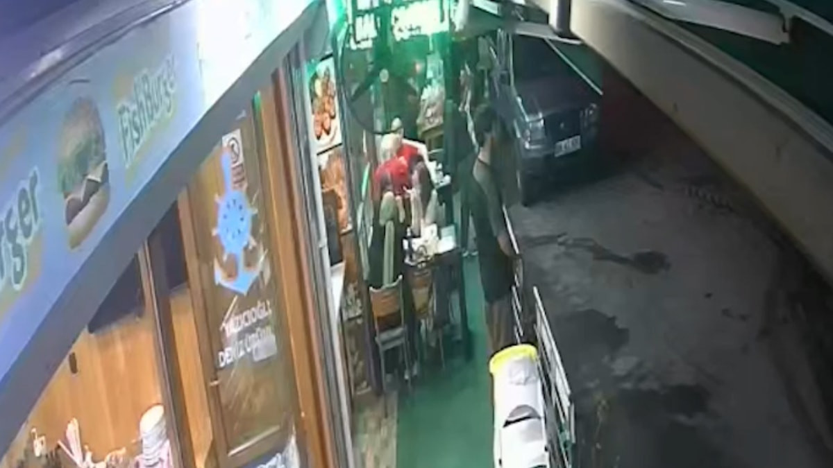 Artvin'de müşterisini Heimlich manevrasıyla kurtardı