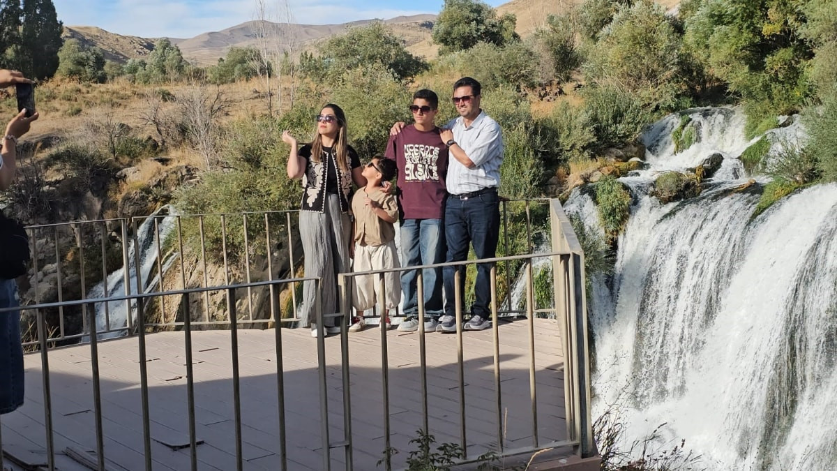 İranlı turistlerden Muradiye Şelalesi’ne büyük ilgi