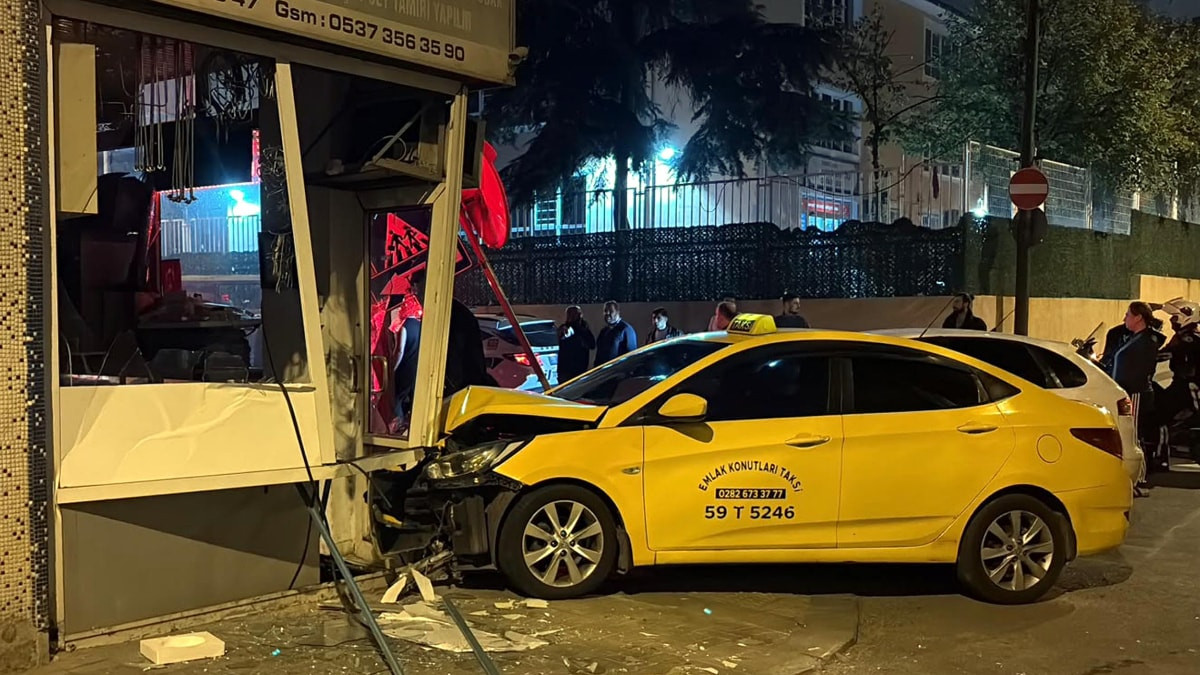 Tekirdağ'da kazada savrulan araçlar iş yerine çarptı