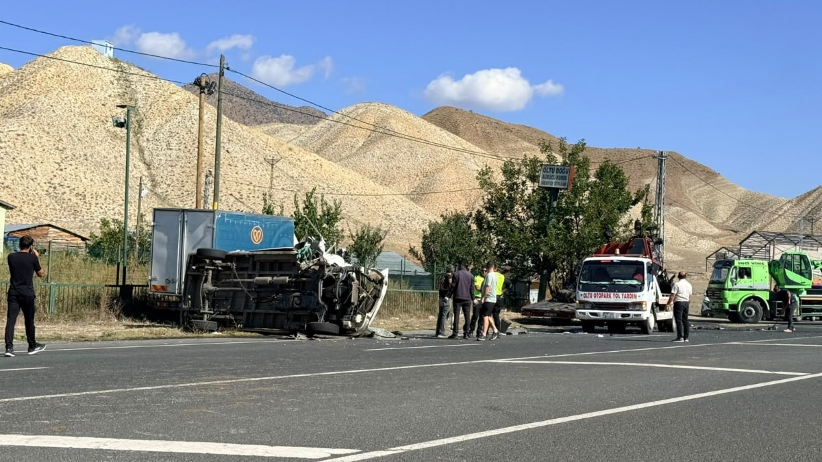 Erzurum'da minibüs ile traktör çarpıştı