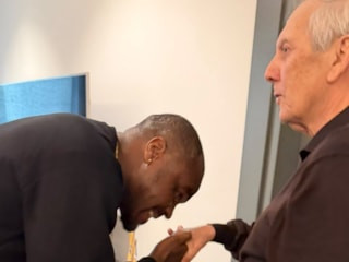 Emmanuel Emenike, Aziz Yıldırım'ın elini öptü