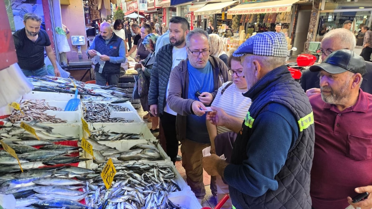 Samsun'da palamutun kilosu 90 TL'ye düşünce vatandaşlar tezgahlara akın etti