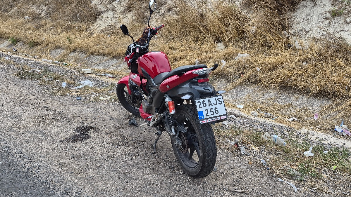 Eskişehir'de tekeri kilitlenen motosikletten düşen sürücü yaralandı