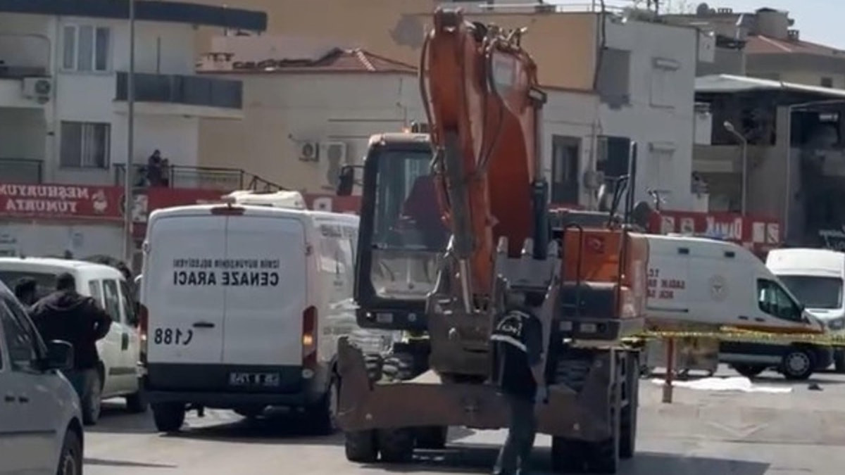 İzmir'de yolun karşısına geçerken iş makinesi çarptı: Yaya öldü