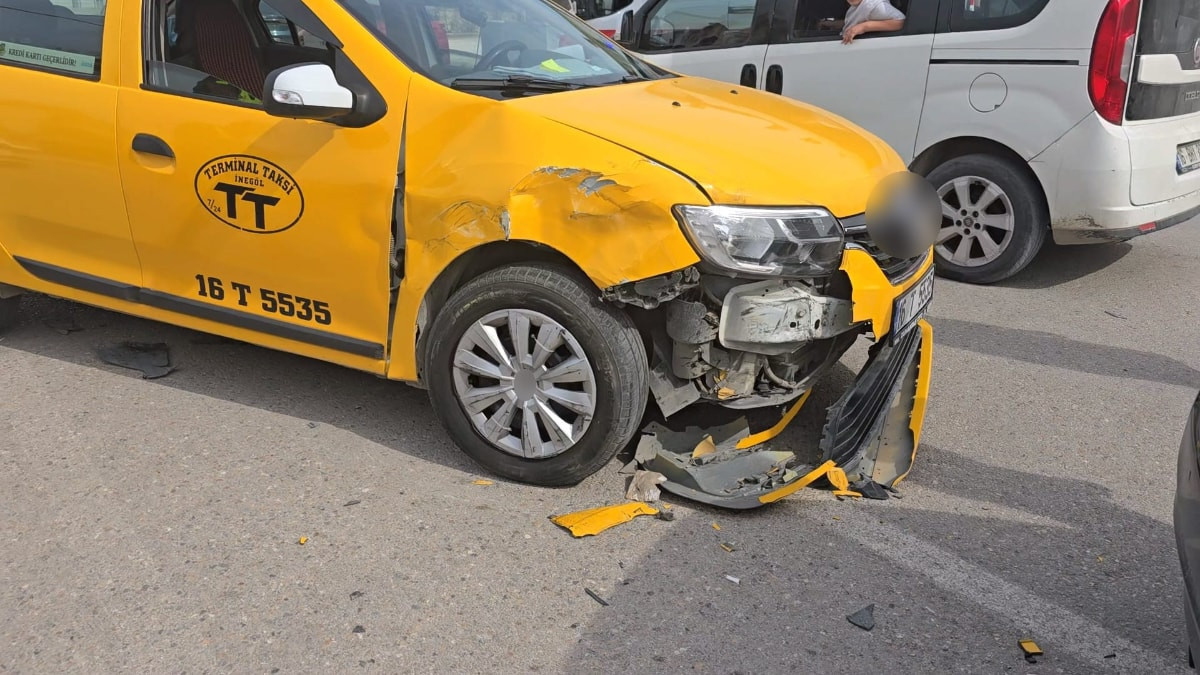 Bursa'da taksi ile otomobil çarpıştı