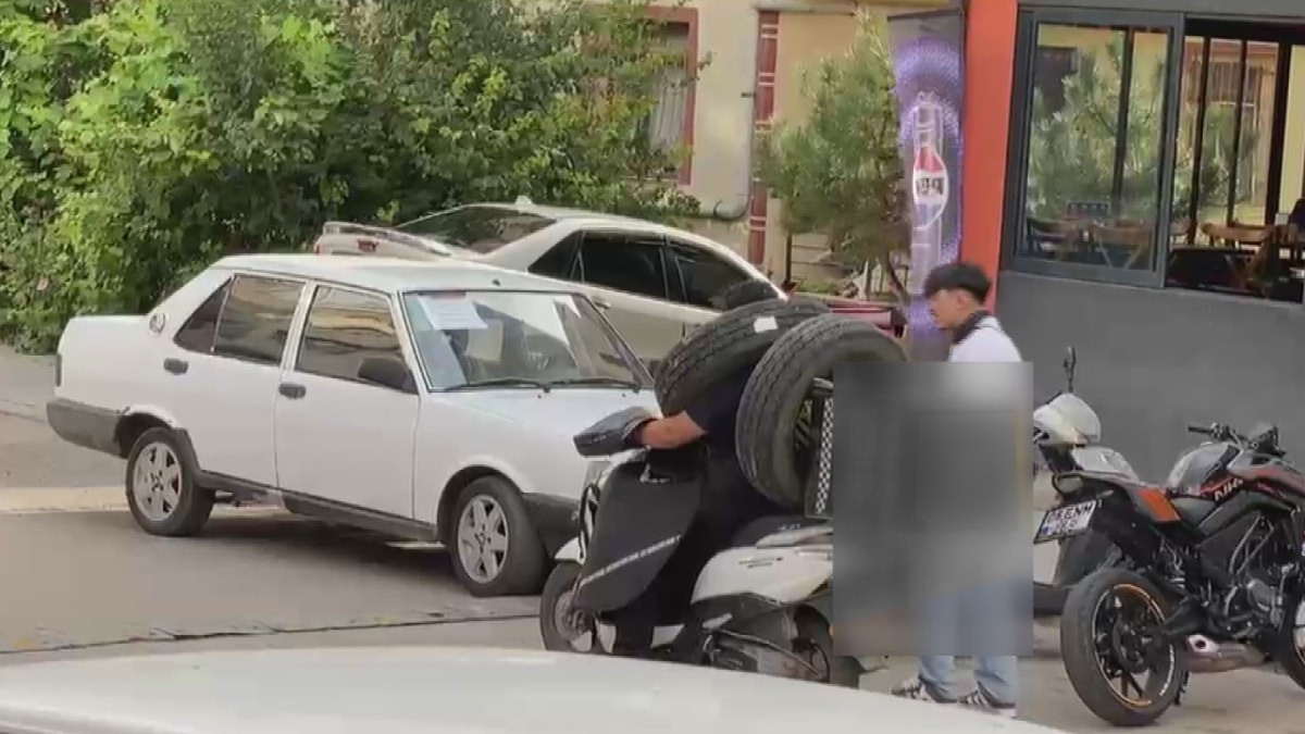 Ankara'da kuryenin ilginç taşıma yöntemi kameraya yansıdı