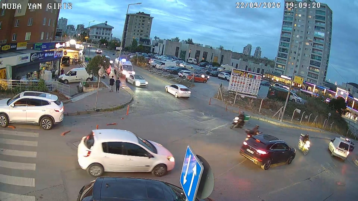 İstanbul'da ambulansa yol vermeyen sürücü kamerada