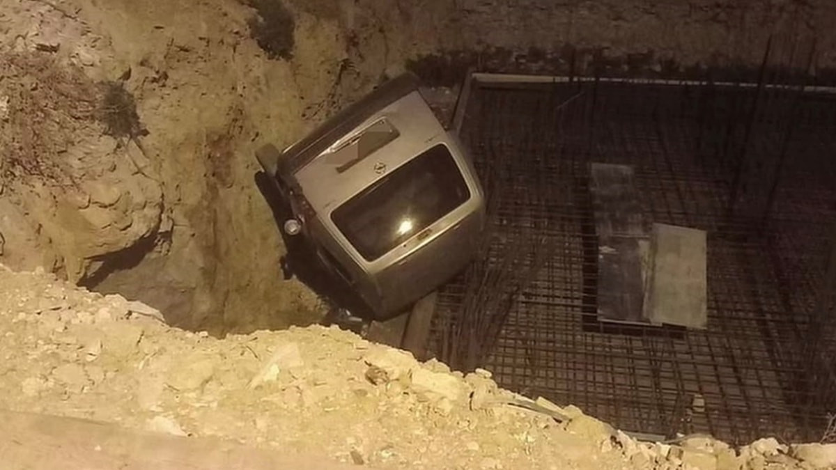 Mersin'de kavga ettiği şahsa araçla çarpıp çukura uçtu