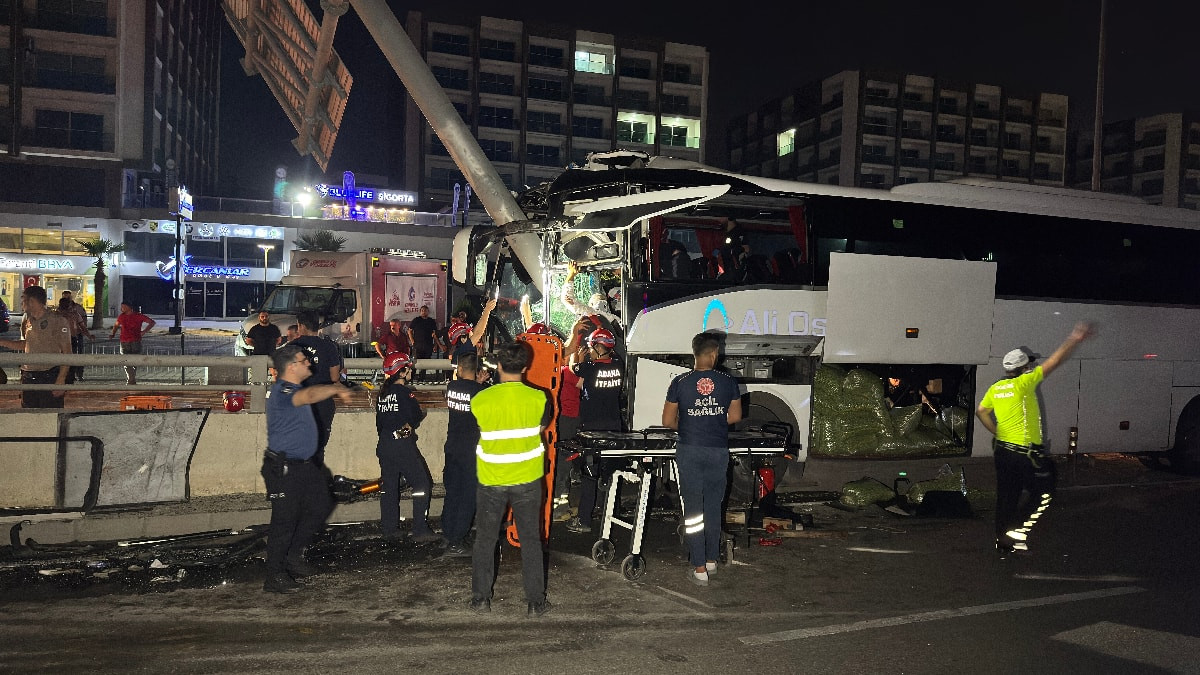 Adana'da yolcu otobüsü alt geçit duvarına çarptı: 11 yaralı