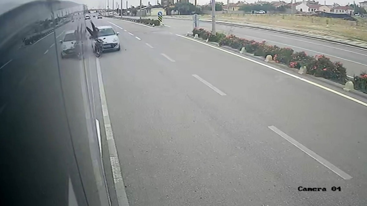 Karaman'da otomobilin çarptığı bisikletli havaya fırladı